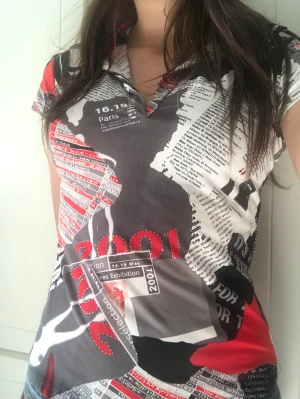 Cool top med krage - En sorts blus/skjorta i stretchigt material som är kortärmad och lite urringad. Den är köpt secondhand av någon som köpte den någonstans i London. Väldigt fin topp men använder den tyvärr inte längre.