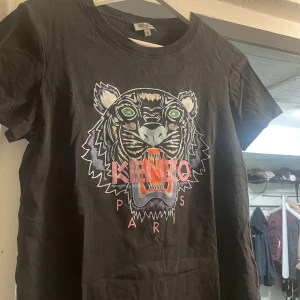 Kenzo tröja  - En fin kenzo tröja i bra skick. Den är äkta. Kan köra paket pris vid köp av flera plagg. 