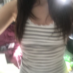 Randigt linne med spets - Ett långt randigt linne med spets i storlek S ungefär 