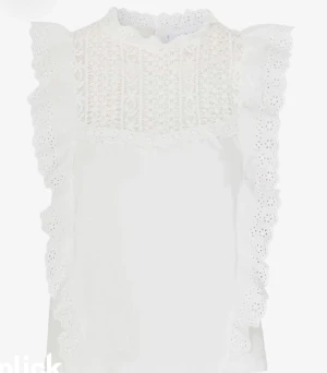 Blus - Säljer min superfina och trendiga blus, perfekt till sommarn! Blusen är från mango och i nyskick då jag aldrig använt den💞Sista bilden är lånad!!