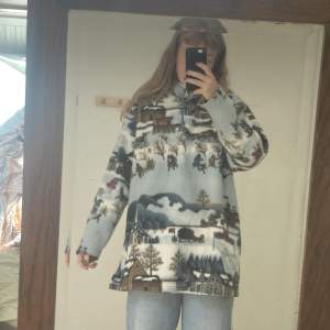 Köpt second hand i Finland, mycket skön fleece med vintermotiv. Skicka meddelande vid köp, PRIS INKLUSIVE FRAKT