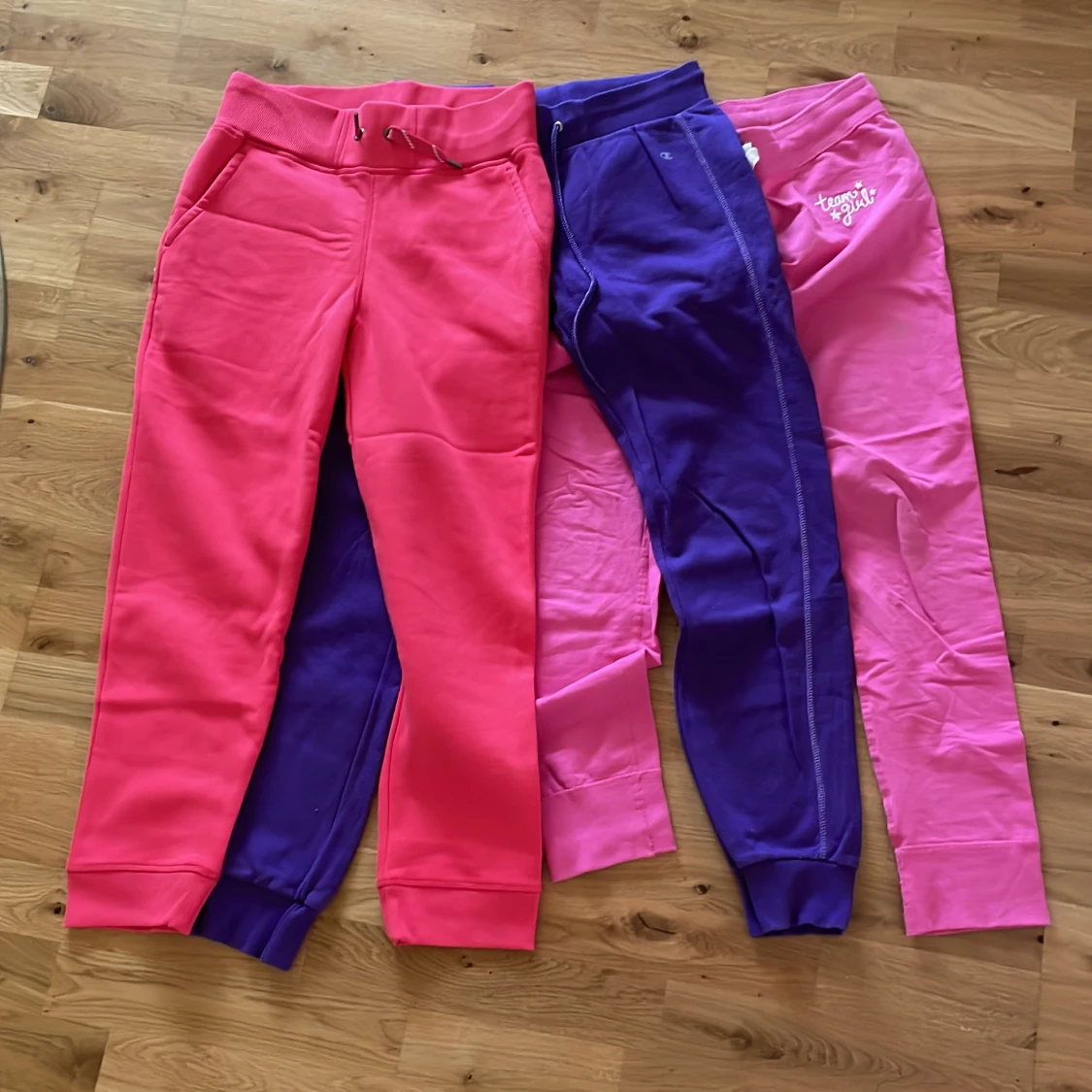 Tre mjukisbyxor i fina färger