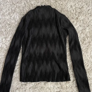 Topp - Svart snygg topp från &other stories, nyskick. Nypris 490kr