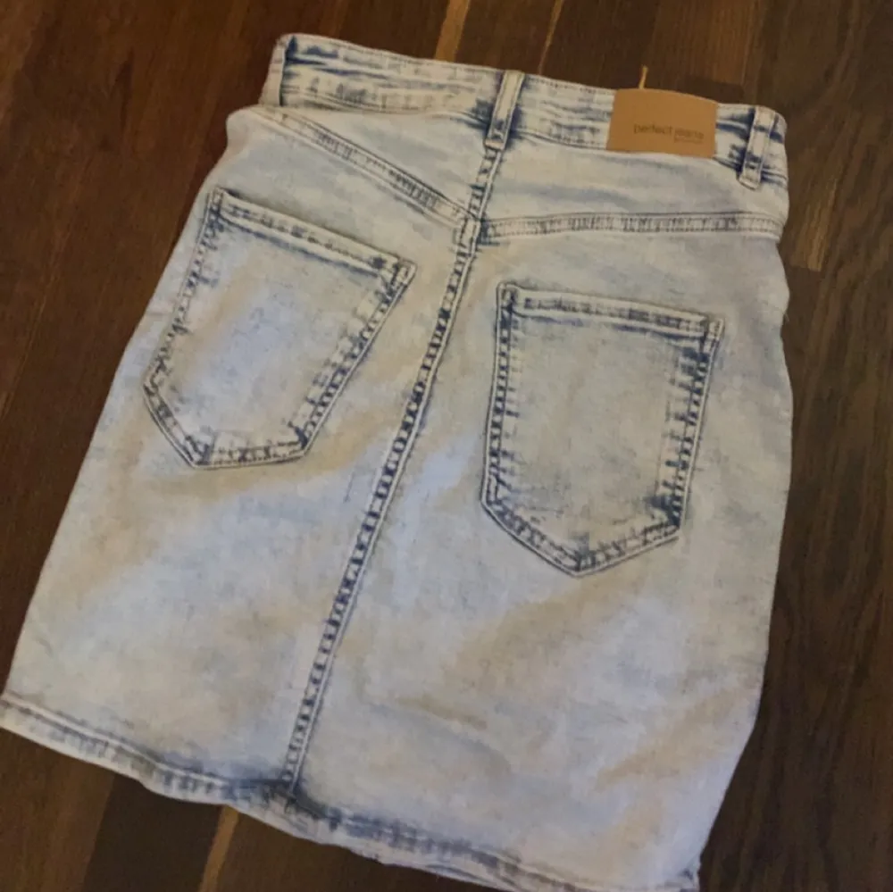 Super fin jeans kjol från ginatricot som jag säljer då jag rensar garderoben ❤️ Använd få tal gånger, mycket bra skick! Fler bilder kan skickas i dm✨💞. Kjolar.