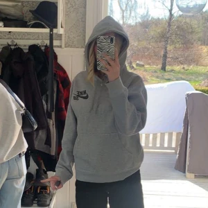 Nike SB hoodie - Köpt på herr i storlek xs och passar mig perfekt som vanligtvis har xs/s. Använd några gånger men ser fortfarande ut att vara nyskick!! Säljer på grund av att den tyvärr inte kommer till användning längre. Pris kan gå att diskutera.
