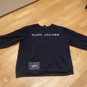 Oanvänd Marc Jacobs tröja i bra skick. Storleken är smal och den är sann i passformen🫶🏻🫶🏻