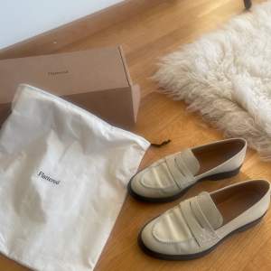 Helt oanvända loafers ”Sara” från Flattered. Endast testade. Nypris 2300