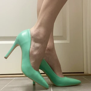 Oanvända klackar - Helt Oanvända klackar, tog bara bild i dem. Klacken är ca 8cm, och färgen är starkare i verkligheten än på bilden :) Dem passar en mindre 37 eller 36