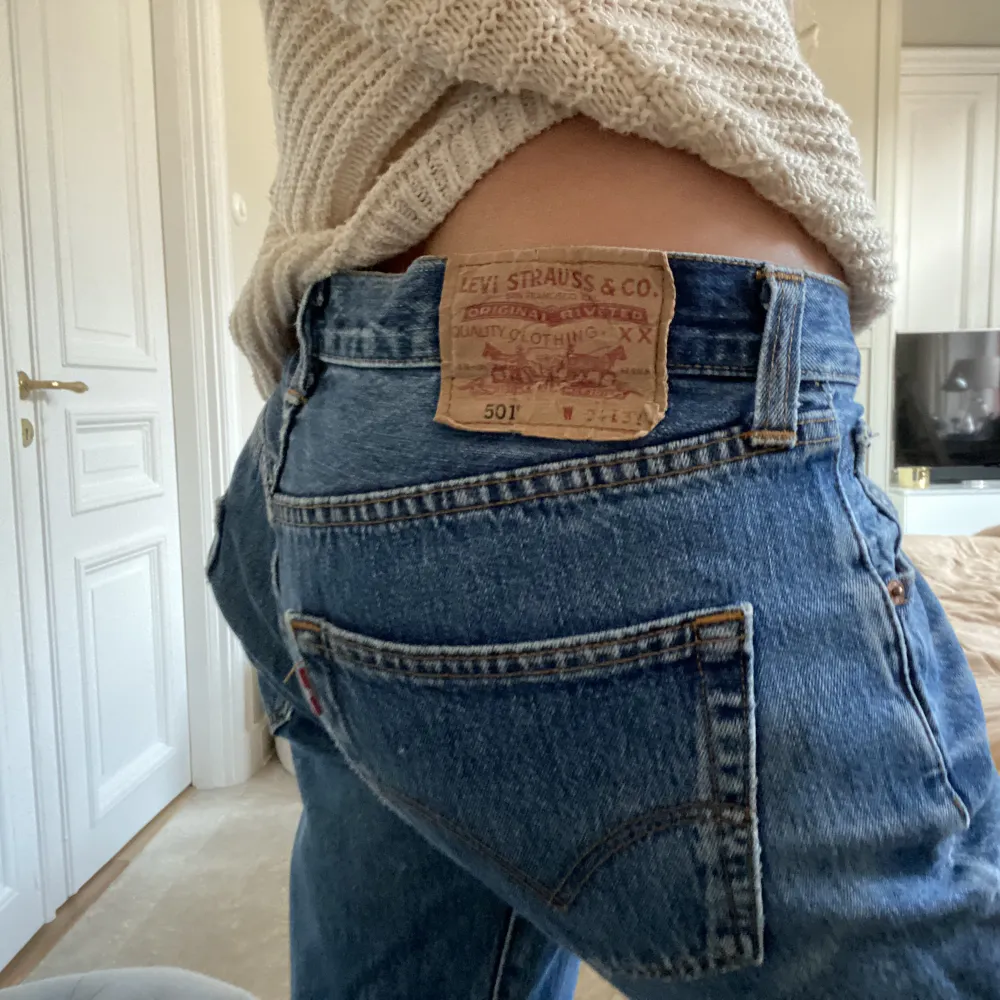 Piss coola levis jeans med hål på ena knät😉. Jeans & Byxor.