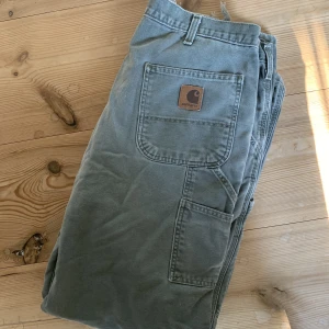 Carhartt byxor - Säljer min pojkväns carhartt jeans. Storlek 36X34. Mått, Längd 108cm & Midja 44cm rakt över. Frakt tillkommer! 