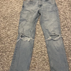 zara jeans - jätte fina mid wais jeans med hål i från zara,säljer pga ingen användning💕skriv för fler bilder💕
