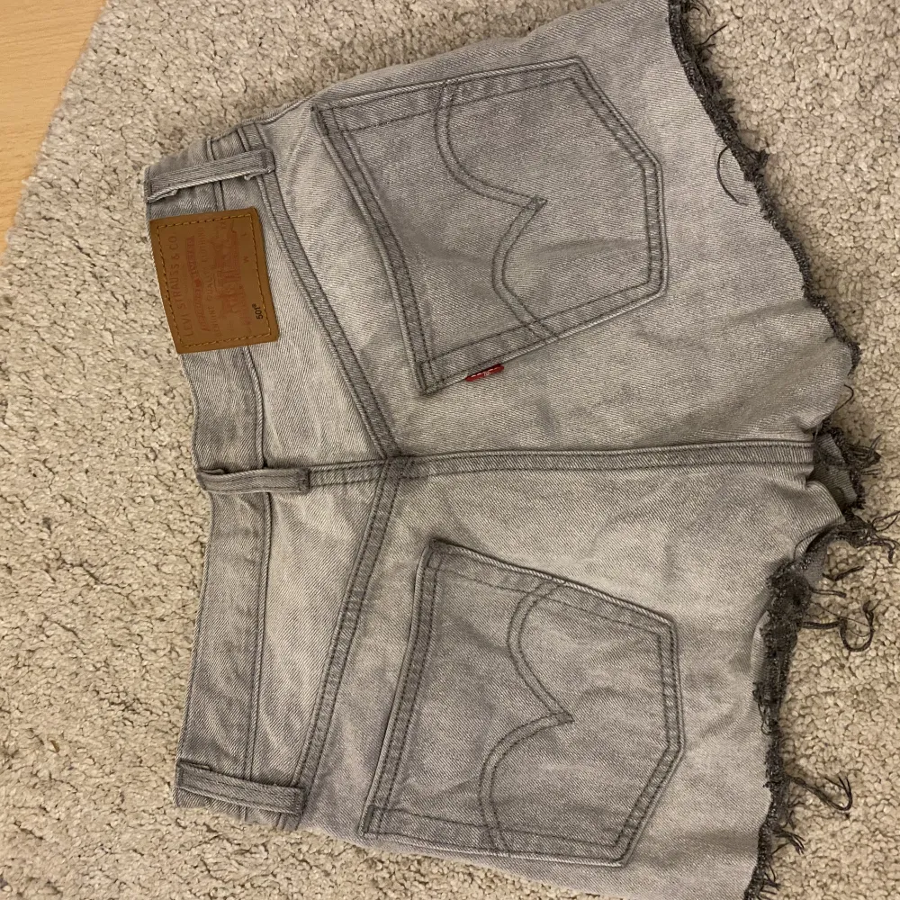 Säljer dessa Levis shorts (klippt dem själv från jeans) storlek xs-s. Säljes för 150kr+frakt. Shorts.