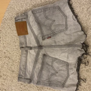 Levis shorts  - Säljer dessa Levis shorts (klippt dem själv från jeans) storlek xs-s. Säljes för 150kr+frakt