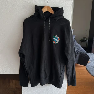 Quiksilver Hoodie Svart - Motherearth Hoodie från quiksilver. L men oversize.