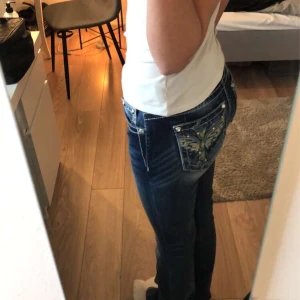 Miss Me Jeans  - Helt nya och oanvända bootcut jeans från Miss Me. Säljer då dom var förstora. Köpte dom för 2000kr, säljer för 1400kr då dom är helt nya (alla lappar kvar). Skriv vid intresse!💕
