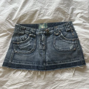 Jeanskjol - Sååå cool jeans kjol i storlek M, passar också S💓 Väldigt unik och älskar fickorna där fram😍