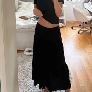 Svart långkjol - Jättefin svart långkjol från stradivarius!! Säljer då den aldrig kommit till användning, därav är lapparna kvar! Köparen står för frakt💕