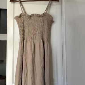 Midilång sommarklänning  - Midilång flowig sommarklänning från H&M köpt förra året. Elastisk upptill. Använd 1 gång. Perfekt skick. Storlek S. Tyvärr för stor för mig annars perfekt vardagsklänning 👗🫶🏼