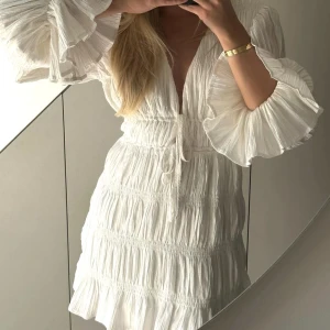 Moa Mattsson xNakd klänning helt oanvänd  - Helt slutsåld på hemsidan! Helt oanvänd! Lappar kvar. Storlek 40 men passar mig som är storlek 38!