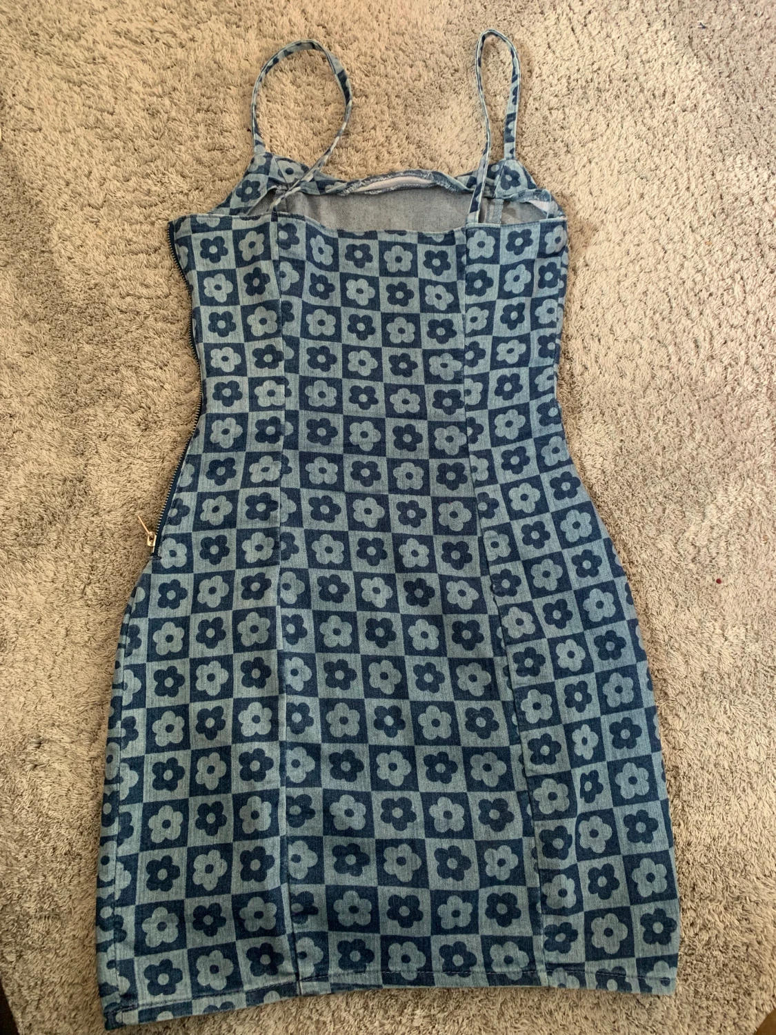 Tight jeansklänning med blommor  - 90