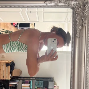 Topp med knytning - Kort topp med knytning i ryggen