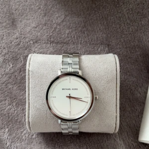 Michael kors klocka - Michael kors klocka som är aldrig använd plasten är kvar på klockan så i väldigt fint skick inga repor. Köparen står för frakt 