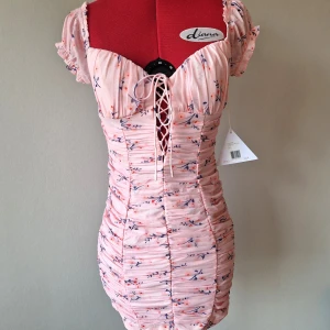 Sommarklänning från Nelly - Otroligt fin klänning från Nelly som är galet snygg på! Perfekt till sommaren! Helt oanvänd och med lapparna kvar!☀️🌷 3 FÖR TVÅ PÅ ALLT och fri frakt vid köp av minst 250 kr, kontakta mig då!🦋