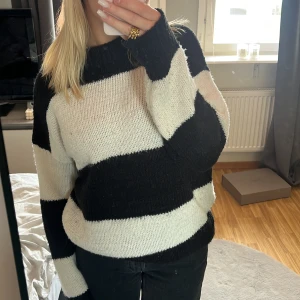 Stickad tröja  - Jätte skön stickad randig tröja från lager 157! Varsamt använd och säljer då jag måste rensa ut🤍den är i storlek S men skulle kunna passa en storlek M med!! Finns inte kvar längre och köpte den för 150 kr💕