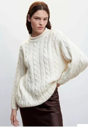 Tjocktröja - Denna vita tjocktröja perfekt till sommarkvällar, över en kjol eller klänning 💞obs den är storlek S men oversized!