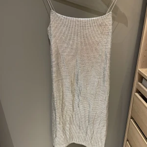 Silvrig klänning  - Snygg klänning från Nelly. Använd en gång.