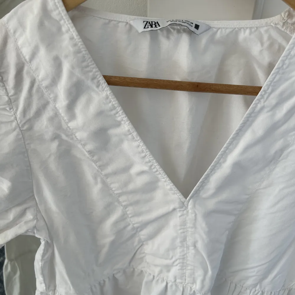Lånade bilder. Säljer denna vita volang klänningen från Zara som inte säljs längre. Aldrig använd. Inga defekter. Storlek S. Passar XS-M. Köparen står för frakt (58kr spårbar) och är kvar så långe det inte står ”SÅLD”!. Klänningar.