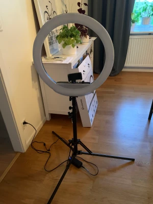 Ringlight lumecube 18” - Säljer en ringlampa från lumecube helt oanvänd, bara upptagen ur förpackning och testad. Två batterier + batteriladdare och vanlig sladd i väggen följer med :)