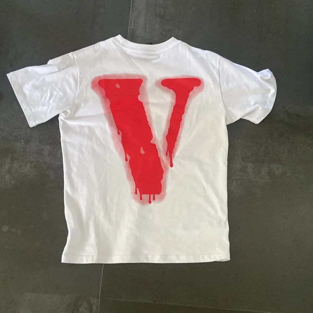Helt oanvänd Vlone T-shirt, är stor i storleken.. T-shirts.