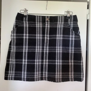 Rutig kjol Hollister - Rutig kjol i M från märket Hollister. Står att den är Ultra High-rise men mer som vanligt midjad enligt mig. Stretchig och bekväm! Skickar gärna mer bilder 🥰