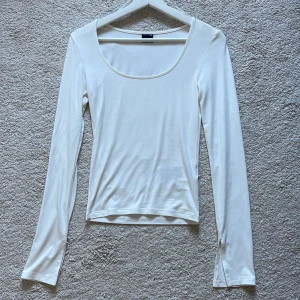 Långärmad topp - Fin långärmad topp från Gina tricot i ganska bra skick då den är använd några få gånger🤩 Skickar mer bilder om man frågar🌸