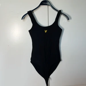 Lyle&Scott body  - Superfin formande body från lyle&scott, supersnygg till jeans. Nyskick och enbart använd 1 gång. Storlek: XS 