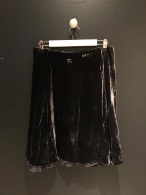 Sammet kjol - Superfin sammet kjol! Mörkgrå färg. Två små ”fläckar” fram men inget märkvärdigt 🩶