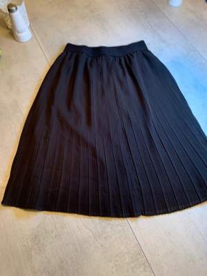 Säljer denna kjol från Lindex i strl 128 men passar på mig som har strl 152-164