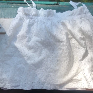 somrigt linne - jätte sött vitt linne som är väldigt somrigt. Ett tyg under för att inte se igenom. Säljer pågrund av att den är för liten💞