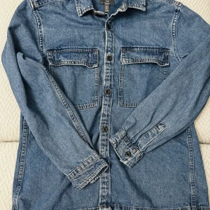 Säljer Jeansjacka  - Köpte för 500kr har använd ett få tal gånger så säljer för 200kr men priset kan diskuteras.