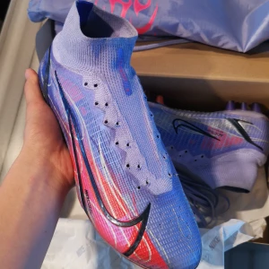 Mercurial superfly 8 Kylian Mbappe purple flame  - Tyvärr måste jag sälja de hära perfekta skor. De har blivit för små för mig. Jag har bara använt de 10 gånger max och alla tillbehör kommer med. Ny pris på de hära är 3200kr