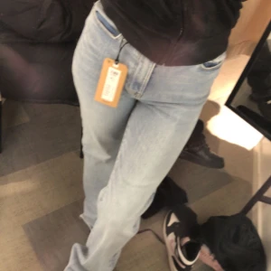 Ljusblåa jeans! - säljer nu dessa fina ljusblåa jeans från Lindex! Modell mira! Säljer dem då jag inte tycker om att dem är högmidjade! Dem sitter ungeför lite högre en upp till naveln! Inget fel på dem! Bra skick! Skriv för fler bilder eller frågor! Pris kan diskuteras 💗🐑