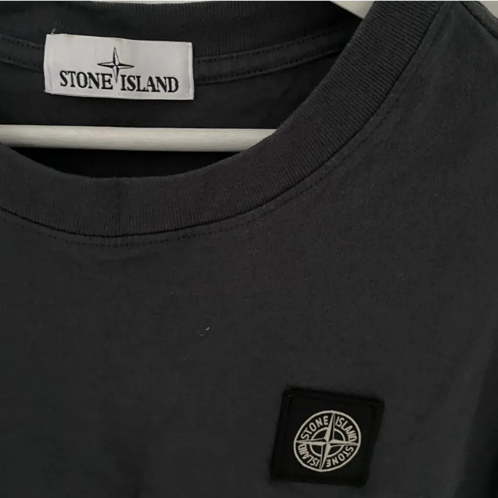 T-shirt i märket stone island. Oanvänd och helt ny. Storlek S/M. Inte äkta . Hoodies.