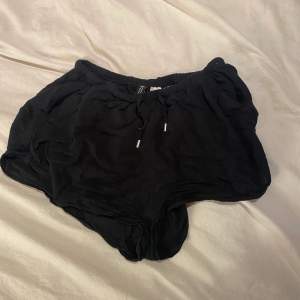Svarta shorts från H&M i storlek 36. Använda fåtal gånger. 