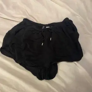 Svarta shorts från H&M i storlek 36. Använda fåtal gånger. 