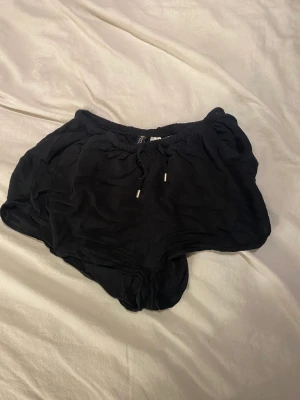 Shorts  - Svarta shorts från H&M i storlek 36. Använda fåtal gånger. 