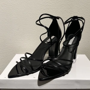 Klackskor  - Helt nya klackskor från Nelly, köpta 2020/2021 men aldrig använda, då dem inte passar mig alls🩷  Läs min profil i första hand om du undrar något, annars fråga🩷  Klackarna ligger även ute på Vinted🩷  