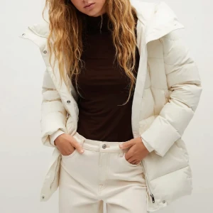 Dunjacka Mango - Säljer denna fina naturvita dunjacka från Mango, använd 2 gånger. Stl XS men skulle säga att den passar XS-S. Pris 500. Köpare står för frakt☺️✨