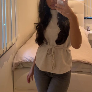 Zara topp  - Säljer min zara topp som endast är använd ett par gånger. Nyskick ❤️passar både Xs och S