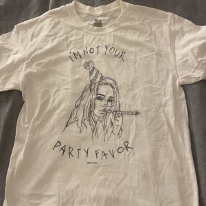 Billie eilish t-shirt - Köpt från hennes egna hemsida 2019 så den finns ej kvar att köpa. Fint skick, den är bara strynklig men de går att stryka💗 
